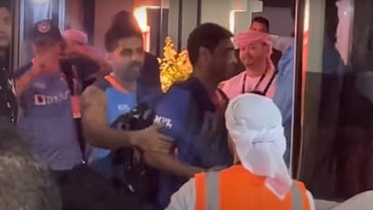 സൂര്യകുമാര്‍ പറഞ്ഞിട്ടും ആരാധകരെ 'മൈന്‍ഡ്' ചെയ്യാതെ ഭുവി-വീഡിയോ