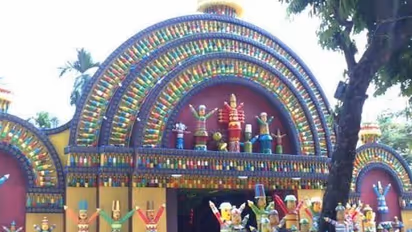 বাতিল প্ল্যাস্টিকের বোতল আর রঙ- উত্তর কলকাতার এই পুজো মণ্ডপে যেন রামধনু ছটা