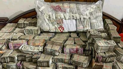 ১২ ঘণ্টার ম্যারাথন তল্লাশি গার্ডেনরিচের ব্যবসায়ীর বাড়িতে, ৮টি ট্রাঙ্কে ভরা হল ১৭ কোটি টাকা