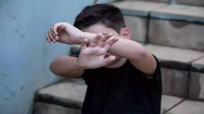 ദൈവത്തിന് സമർപ്പിച്ച ബദാം എടുത്തു എന്ന് ആരോപണം, 11 -കാരനെ പൂജാരി മരത്തിൽ കെട്ടിയിട്ട് തല്ലി