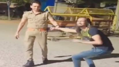 प्रयागराज: सिपाही ने पुलिस चौकी के सामने युवक संग बनाया टिक टॉक वीडियो, CO ने लिया एक्शन