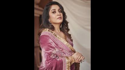 50 வயதை தாண்டியும்... 25 வயது யங் ஹீரோயின் போல் வெல்வட் புடவையில் தகதகவென மின்னும் ராஜ மாதா ரம்யா கிருஷ்ணன்!