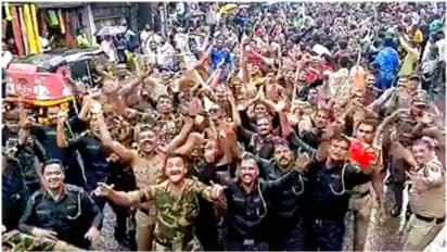 விநாயகர் சதுர்ச்சி ஊர்வலத்தில் பக்தி பாடலுக்கு உற்சாக நடனம் ஆடிய காவல்துறை.. வைரல் வீடியோ உள்ளே..