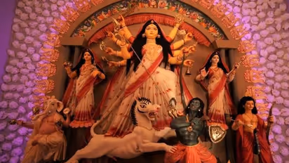 সম্পর্ক থেকে শুরু করে প্রকৃতির বুনন ফুটে উঠে টালা বারোয়ারির মণ্ডপে, সনাতনী রূপে বিরাজ করবেন দেবী