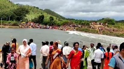 88 ವರ್ಷಗಳ ಬಳಿಕ ವಾಣಿ ವಿಲಾಸ ಸಾಗರ ಡ್ಯಾಂ ಕೋಡಿ, ಹರಿದು ಬರ್ತಿರೋ ಜನಸಾಗರ