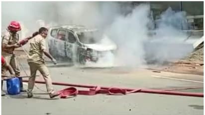 മൂവാറ്റുപുഴയിൽ ഓടിക്കൊണ്ടിരുന്ന കാർ കത്തിനശിച്ചു, രണ്ടു കുട്ടികളടക്കം രക്ഷപ്പെട്ടത് തലനാരിഴക്ക് 