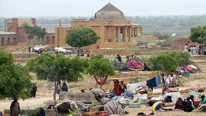 বন্যা বিধ্বস্ত পাকিস্তানে ঘরছাড়া মুসলিমদের শেষ আশ্রয় মন্দির, দুবেলা অন্ন যোগাচ্ছেন হিন্দুরা