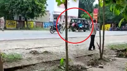 धक्कों के सहारे डायल 112: समाजवादी पार्टी ने सुलतानपुर का वीडियो शेयर कर कसा तंज, कहा- भाजपा ने कर दिया बर्बाद