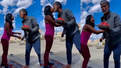  ಲಿಪ್ ಕಿಸ್ ಮಾಡಿ ವಿಡಿಯೋ ಹಂಚಿಕೊಂಡ ಮಿಲಿಂದ್ ಸೋಮನ್: ಇದಕ್ಕಿಂತ ಇನ್ನೇನು ಬೇಕು ಎಂದ ನಟ 