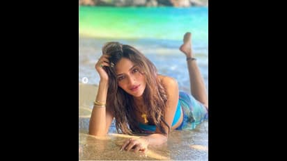 সেক্সি হট ক্লিভেজে যৌবনাসিক্ত নুসরত , সারা শরীরে বালি মেখে সাগরপাড়ে সিজলিং হট সাংসদ তারকা