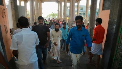 வீட்டில் வேலைசெய்யும் ஊழியரின் இல்லத் திருமண விழாவில் கலந்து கொண்ட சீயான் விக்ரம்! வைரலாகும் புகைப்படம்..!