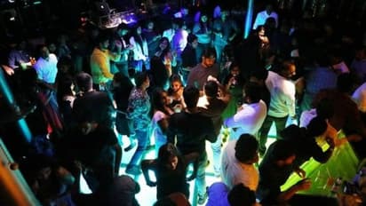 மது போதையில் 30 பெண்கள் ஆபாச நடனம்.. அதிர்ந்து போன போலீசார் - சென்னையில் பரபரப்பு சம்பவம்