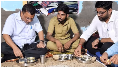 കടത്തിവിടാനാവില്ലെന്ന് ​ഗുജറാത്ത് പൊലീസ്, പോയേ പറ്റൂ എന്ന് കെജ്രിവാൾ; നടുറോഡിലെ വാ​ഗ്വാദം| വീഡിയോ