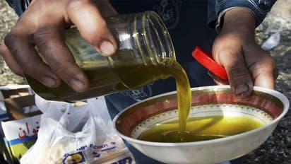 स्लो पॉइजन है जला हुआ तेल, जानें ऐसे तेल का इस्तेमाल कितनी बार कर सकते हैं