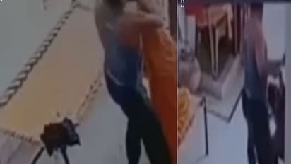 टीचर पति की हैवानियत: बच्चों को डंडे से पीटा, पत्नी को अर्धनग्न करके तपती धूप में बैठाया-देखें शॉकिंग वीडियो