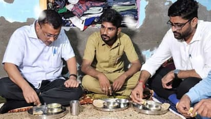 ಆಟೋ ಚಾಲಕನ ಮನೆಗೆ ಊಟಕ್ಕೆ ಹೋಗುವಾಗ ತಡೆದ ಪೊಲೀಸ್‌, ಜನರ ಜೊತೆ ಇರಲು ಬಿಡಿ ಎಂದ ಕೇಜ್ರಿವಾಲ್‌