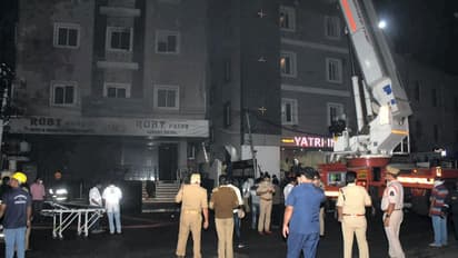 सिकंदराबाद के इलेक्ट्रिक स्कूटर शोरूम के बैटरी चार्जिंग यूनिट में शॉर्ट सर्किट से भड़की आग, 8 की मौत