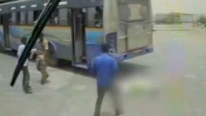 ഓടുന്ന ബസിൽ നിന്നിറങ്ങാൻ ശ്രമിക്കവേ റോഡിൽ തെറിച്ചുവീണ് പിൻചക്രം കയറി വയോധികക്ക് ദാരുണാന്ത്യം-വീഡിയോ