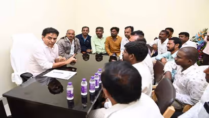 వీఆర్ఏ సంఘం ప్రతినిధులతో కేటీఆర్ భేటీ: వీఆర్ఏల డిమాండ్లపై చర్చ