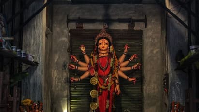 গর্ভধারিণী মায়ের রূপেই মাতৃবন্দনার প্রস্তুতিতে ব্যস্ত নলিন সরকার স্ট্রিট সার্বজনীন