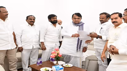 ఇష్టమొచ్చినట్లు ఆరోపణలు .. చర్యలు తీసుకోండి : షర్మిలపై స్పీకర్కు ఎమ్మెల్యేల ఫిర్యాదు