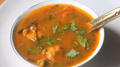 நாட்டு கோழி குழம்பு தானே இருக்கு.. அதென்ன ''நாட்டுகோழி ரசம்'' செய்யலாம் வாங்க!