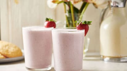 Strawberry Milkshake Recipe : കിടിലൻ സ്ട്രോബെറി മിൽക്ക് ഷേക്ക് തയ്യാറാക്കിയാലോ?