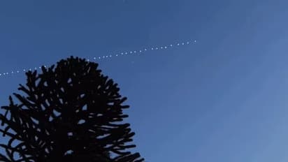 வானில் தோன்றிய வெளிச்சப் புள்ளிகள்… என்னவாக இருக்கும்? குழப்பத்திலும் வியப்பிலும் ஆழ்ந்த மக்கள்!!