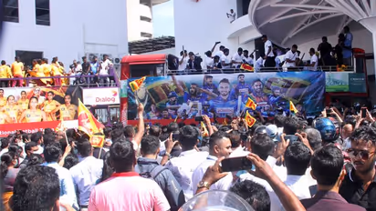 स्वागत नहीं करोगे हमारा: खराब समय में भी श्रीलंकाई क्रिकेट टीम का जबर्दस्त Welcome, देखें तस्वीरें