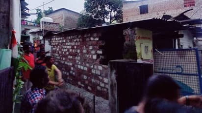 മൂന്നര വയസ്സുകാരിയെ ബലാത്സംഗം ചെയ്ത സ്കൂൾ ബസ് ഡ്രൈവറുടെ വീട് പൊളിച്ച് നീക്കി