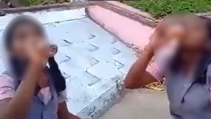 அரசு பள்ளி மாணவிகள் குரூப்பாக உட்கார்ந்து கொண்டு சரக்கு அடிக்கும் காட்சி வைரல்.. சைடிஸ்க்கு ஊருக்காய்..!