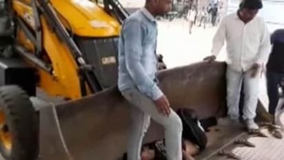 అంబులెన్స్ లేటవుతుందని జేసీబీలో హాస్పిటల్ కి .. ఎక్కడ జరిగిందంటే?