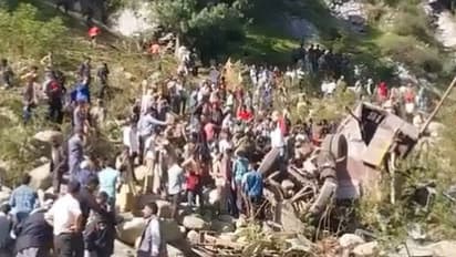 பூஞ்ச் மாவட்டத்தில் மினி பஸ் கவிழ்ந்து 11 பேர் உயிரிழப்பு!!