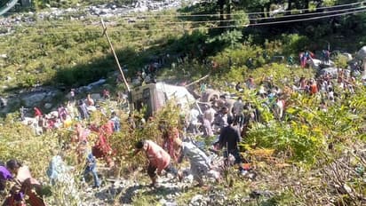 ಕಂದಕಕ್ಕೆ ಉರುಳಿದ ಬಸ್: 11 ಜನರ ದಾರುಣ ಸಾವು: ಸೇನೆಯಿಂದ ರಕ್ಷಣಾ ಕಾರ್ಯ