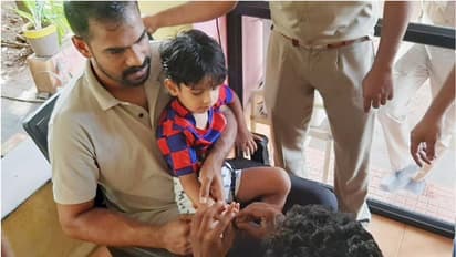 കളിക്കുന്നതിനിടെ വാതില് പൂട്ടിനുള്ളില് മൂന്ന് വയസുകാരന്റെ കൈ കുടുങ്ങി;രക്ഷകരായി അഗ്നിരക്ഷാ സേന