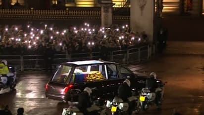 பக்கிங்ஹாம் அரண்மனை வந்தடைந்த ராணி எலிசபெத் உடல்; செல்போன் டார்ச் அடித்து அஞ்சலி செலுத்திய மக்கள் வெள்ளம்!!