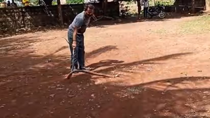 4 ಬಾರಿ ಹಾವು ಕಚ್ಚಿದ್ರೂ "ಐಯಾಮ್ ಸ್ಟೆಡಿ" ಎಂದು ಗಟ್ಟಿ ನಿಂತ ವ್ಯಕ್ತಿ; ಕುಡುಕರ ಶಕ್ತಿ ಅಂದ್ರೆ ಏನಂದುಕೊಂಡ್ರಿ!