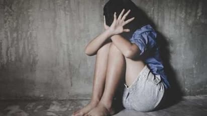 വീട്ടുജോലിക്കെത്തിച്ച 10 വയസുകാരിയെ 5 ദിവസം കുളിമുറിയിൽ പൂട്ടിയിട്ട് ദമ്പതികൾ; സ്വകാര്യ ഭാഗങ്ങളിൽ മുറിവ്, കേസ്