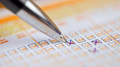 ഇങ്ങനെയുണ്ടോ ഒരുഭാഗ്യം; 70കാരിക്ക് ആദ്യം അടിച്ചത് 82 ലക്ഷം, വീണ്ടും ലോട്ടറി എടുത്തപ്പോൾ 2.8 കോടി !