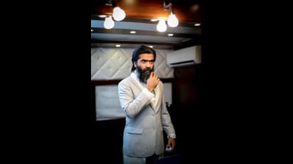 சால்ட் அண்ட் பெப்பர் தாடியில்.. செம்ம ஸ்டைலிஷாக கோட் சூட்டில் போஸ் கொடுத்த சிம்பு! இணையத்தை கலக்கும் போட்டோஸ்!