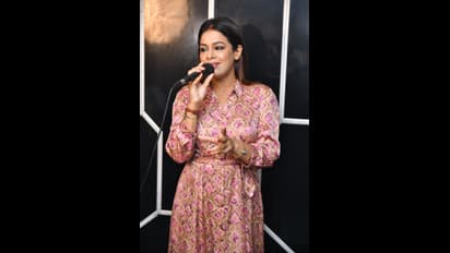 শুধু গানেই নয় এবার নতুন সুরে  নাচের তালে নজর কাড়লেন ইমন চক্রবর্তী