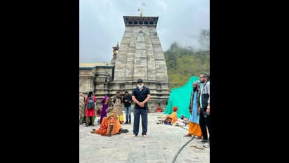 பத்ரிநாத் - கேதார்நாத் கோவில்களுக்கு விசிட் அடித்த அஜித்! மனம் உருக வேண்டிக்கொண்ட லேட்டஸ்ட் போட்டோஸ்!