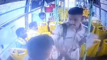 15 രൂപയുടെ പേരിൽ കണ്ടക്ടറെ ബസ്സിനുള്ളിലിട്ട് ക്രൂരമായി മര്‍ദ്ദിച്ച് യുവാവ്, സിസിടിവി ദൃശ്യങ്ങൾ