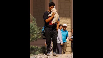 അതിര്‍ത്തി കടക്കുമ്പോള്‍ വളര്‍ത്തുനായയെ നെഞ്ചോട് ചേര്‍ത്തൊരു യാത്രയയപ്പ്; ഏറ്റെടുത്ത് നെറ്റിസണ്‍സ് 