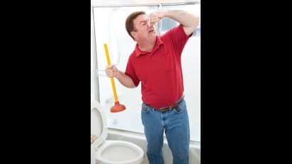 உப்பு கறை படிந்த உங்கள் பாத்ரூமை கூட..வெறும் 10  நிமிடத்தில் சுத்தம் செய்து பளிச்சென்று மின்ன வைப்பது எப்படி?