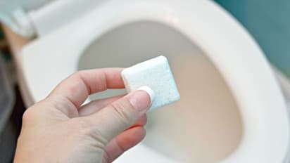 வெறும் 5 ரூபாய் செலவில் இந்த 1 பொருளை வைத்து...உப்பு கறை படிந்த உங்கள் பாத்ரூமை பளிச்சென்று சுத்தம் செய்யலாம்!