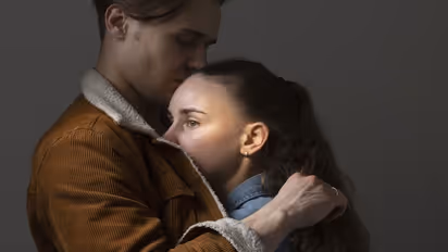 ब्लैक डायरी: 2 साल से उसके साथ रिलेशनशिप में हूं, वो मुझसे बेइंतहां प्यार करती है लेकिन अब...