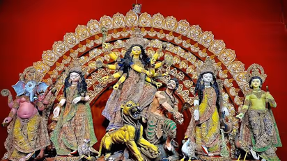 নয়টি নামে পুজিত হন দেবী, তাঁর দশ অস্ত্রের রয়েছে ভিন্ন ব্যাখ্যা, জেনে নিন দেবী দুর্গার আগমন প্রসঙ্গে