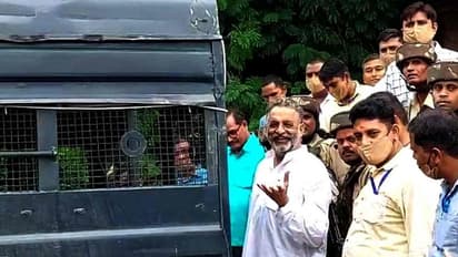 मऊ कोर्ट में हुई मुख्तार अंसारी की पेशी, बाहर निकलकर कहा- बोलने पर है पाबंदी