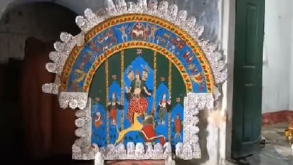 মূর্তি নয়, পটে এঁকে শুরু হয়েছিল বর্ধমান রাজবাড়ির দুর্গাপুজো, আজও দেবীকে বিসর্জন না দেওয়ার রীতি বিরাজমান